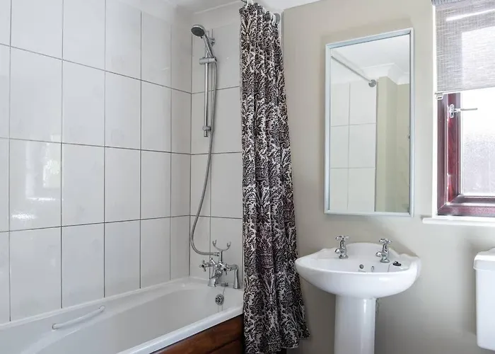 Wild Oats Lodge 2 - Yellowtop Country Park- Hot Tub - Yorkshire Villa Selby